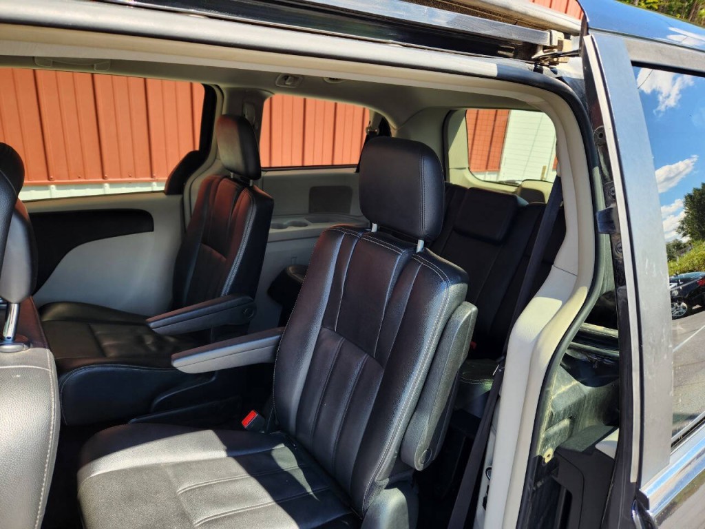 2015 Chrysler Town & Country Image 12