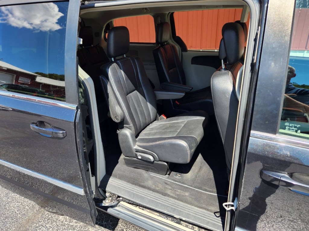 2015 Chrysler Town & Country Image 13