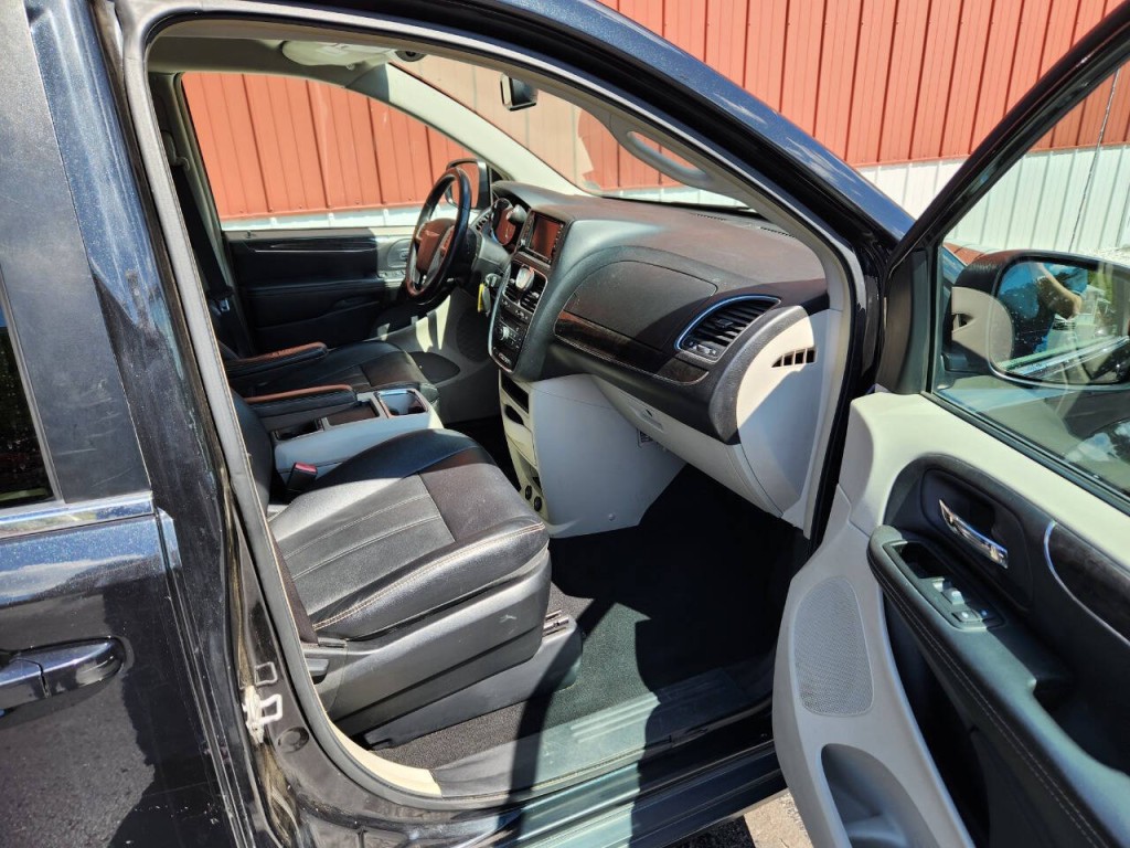 2015 Chrysler Town & Country Image 14