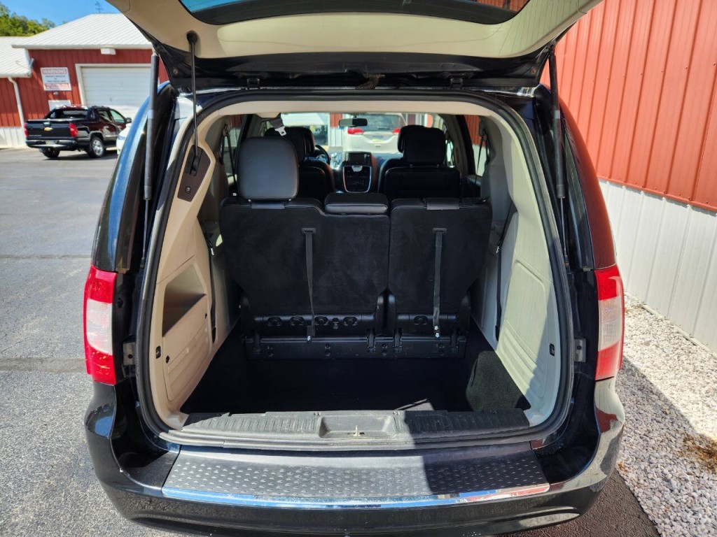2015 Chrysler Town & Country Image 16