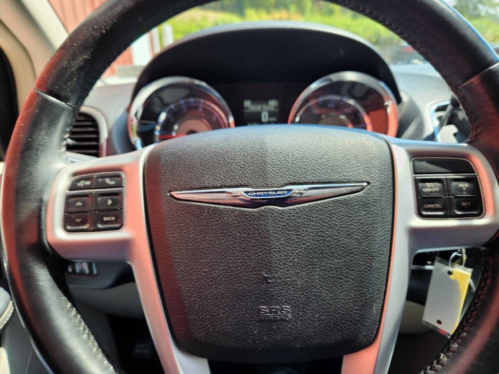 2015 Chrysler Town & Country Image 18