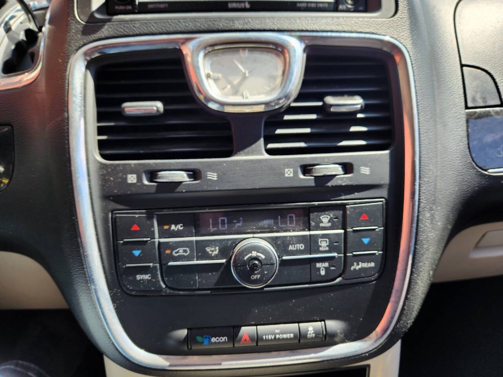 2015 Chrysler Town & Country Image 23