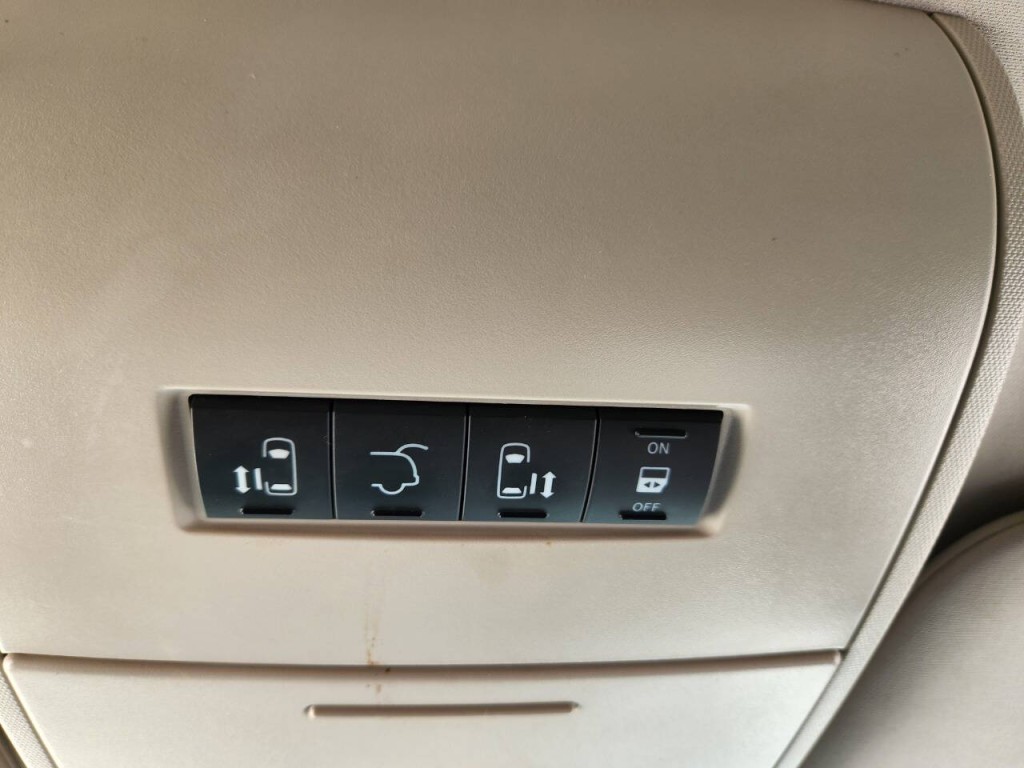 2015 Chrysler Town & Country Image 24