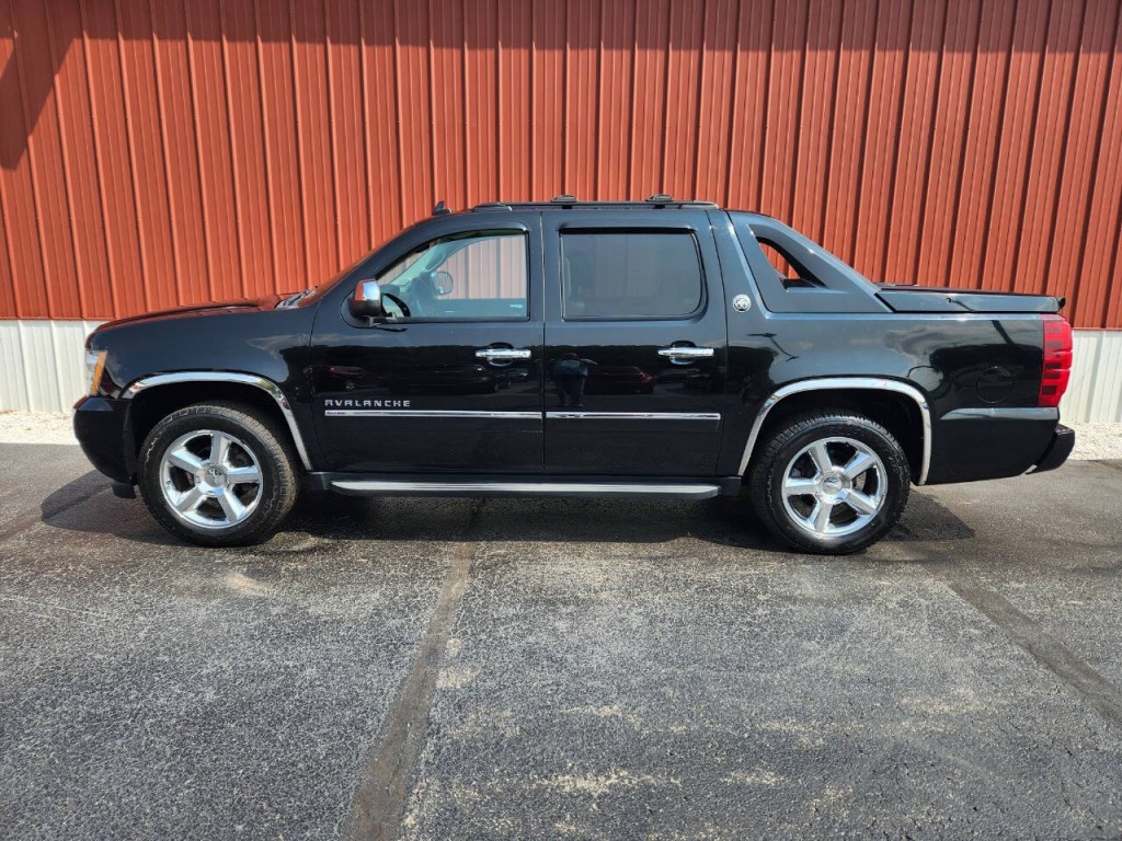 2013 Chevrolet Avalanche Image 2