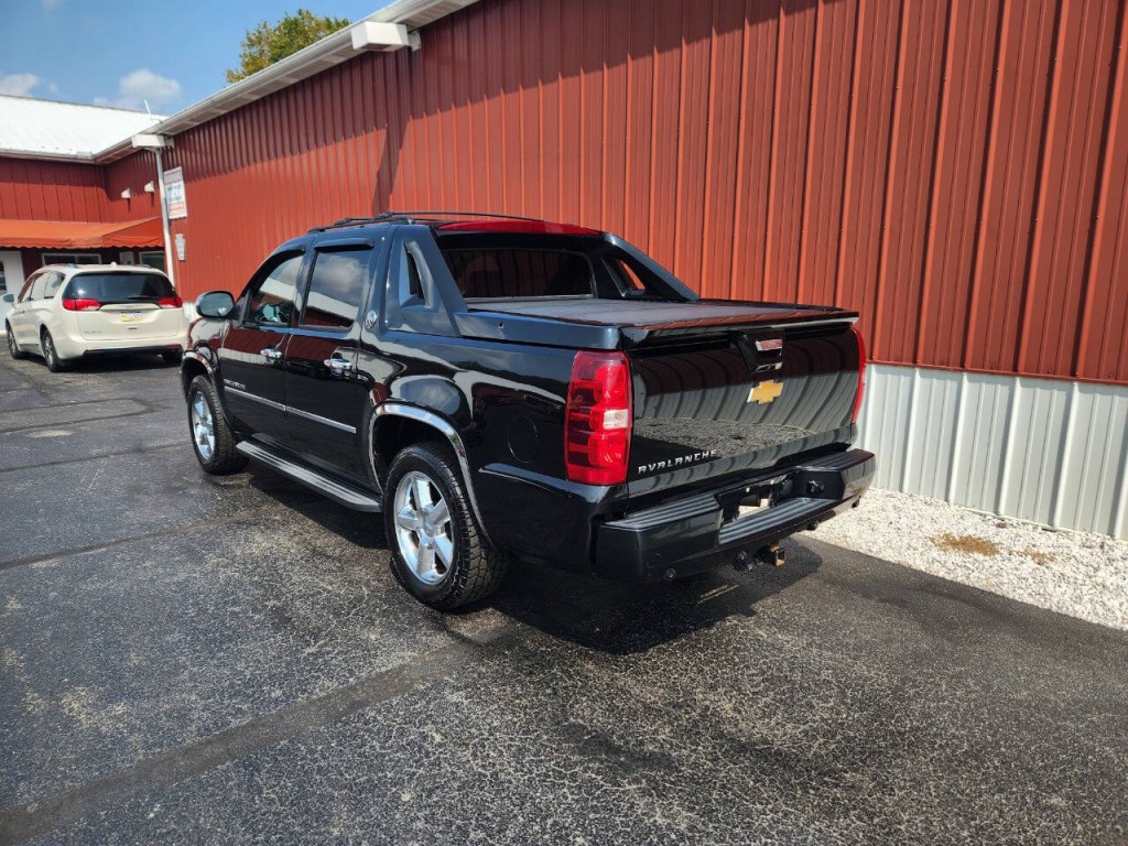 2013 Chevrolet Avalanche Image 3