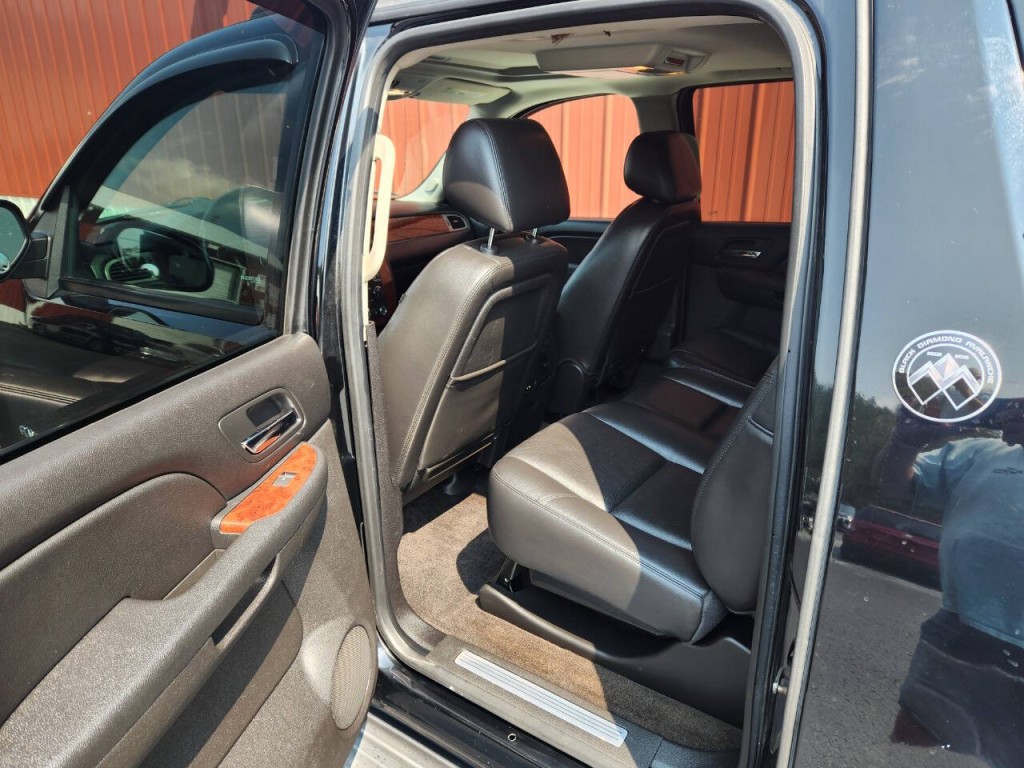 2013 Chevrolet Avalanche Image 16