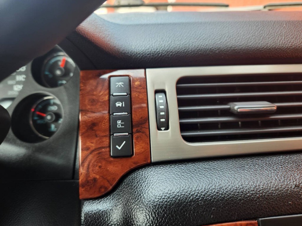 2013 Chevrolet Avalanche Image 31