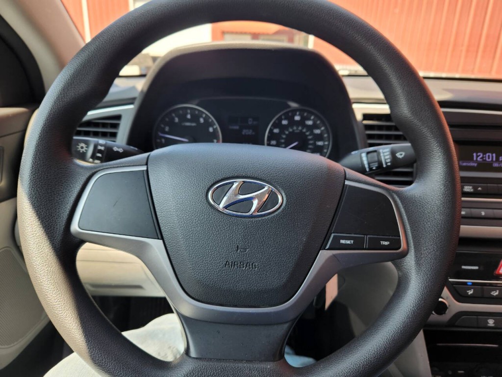 2017 Hyundai Elantra Image 11