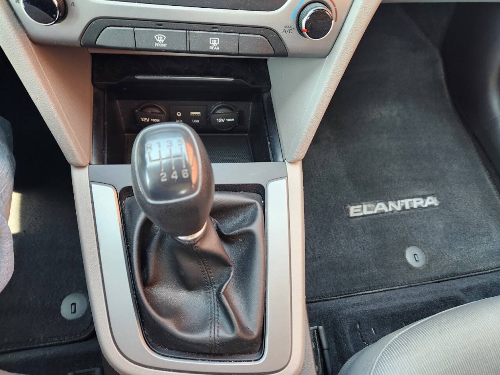 2017 Hyundai Elantra Image 17