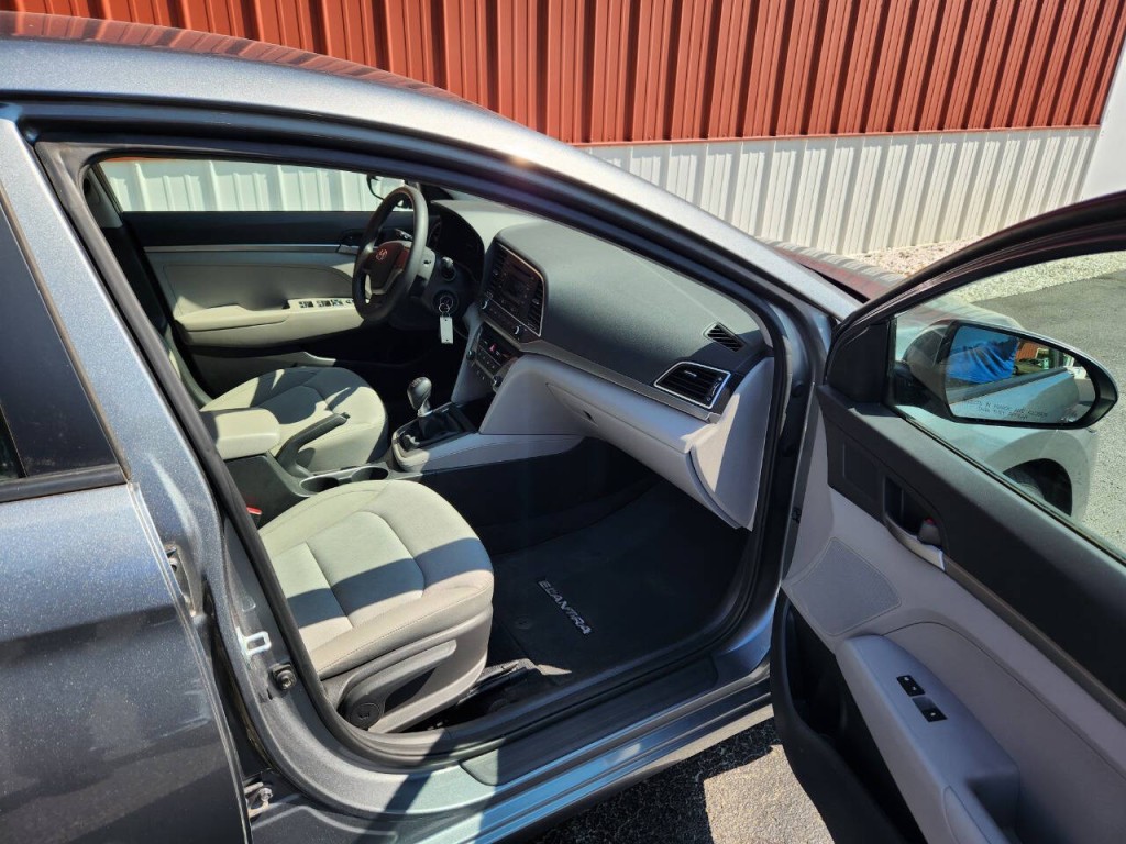 2017 Hyundai Elantra Image 18