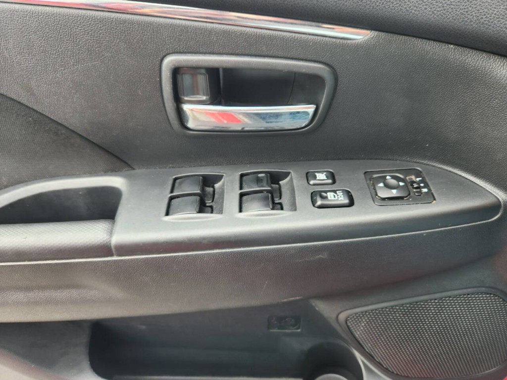 2017 Mitsubishi Outlander Image 16