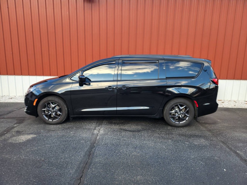 2020 Chrysler Pacifica Image 2