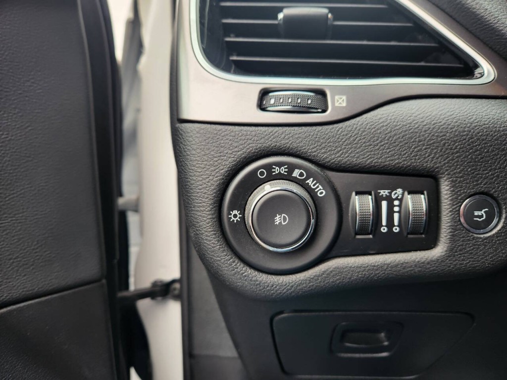 2019 Jeep Cherokee Image 28