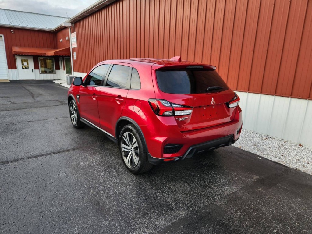 2021 Mitsubishi Outlander Image 3