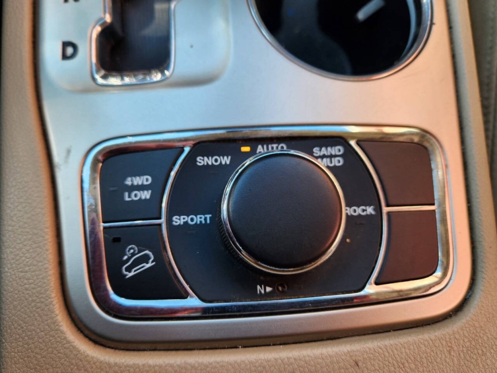 2011 Jeep Grand Cherokee Image 24