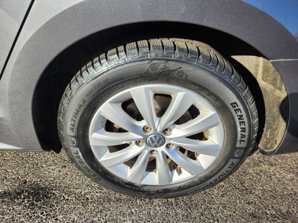 2015 Volkswagen Passat Image 9