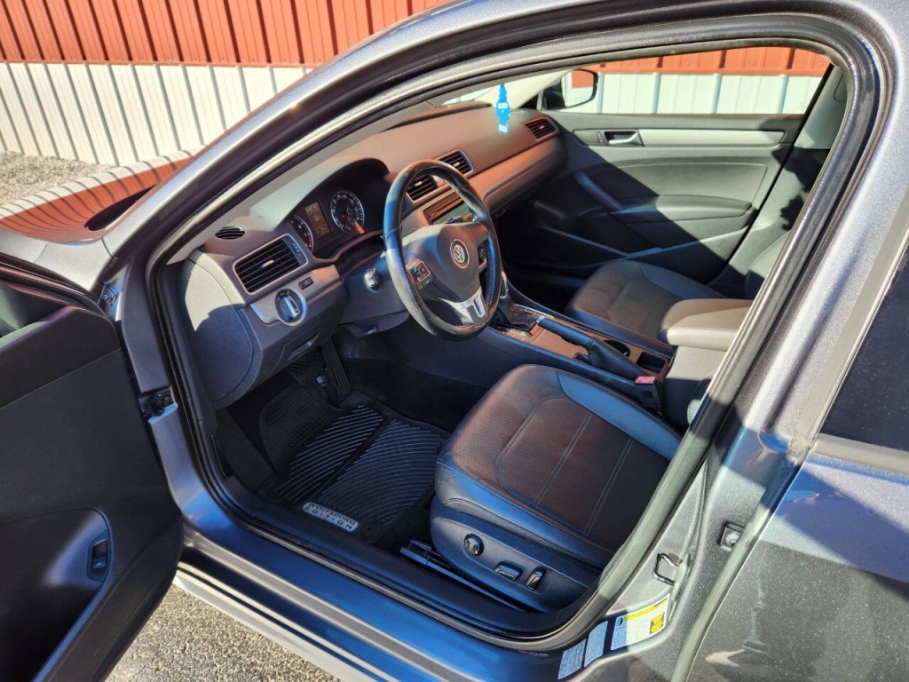 2015 Volkswagen Passat Image 11