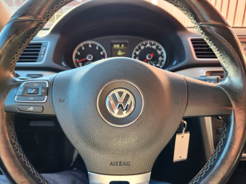 2015 Volkswagen Passat Image 18