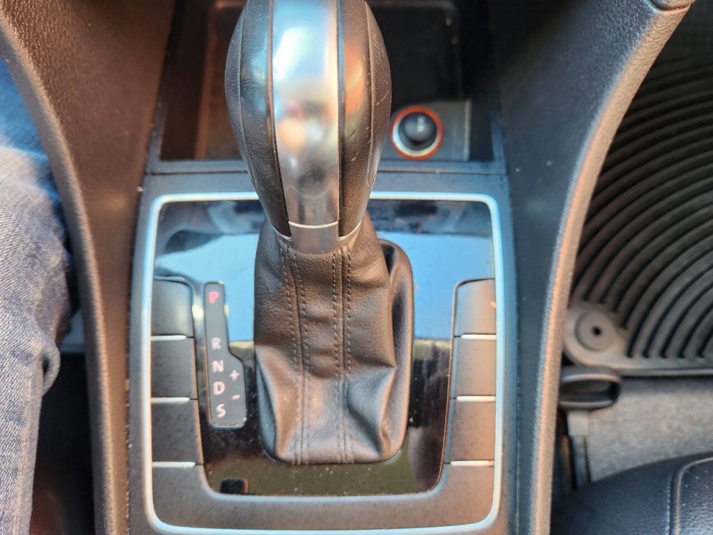 2015 Volkswagen Passat Image 21