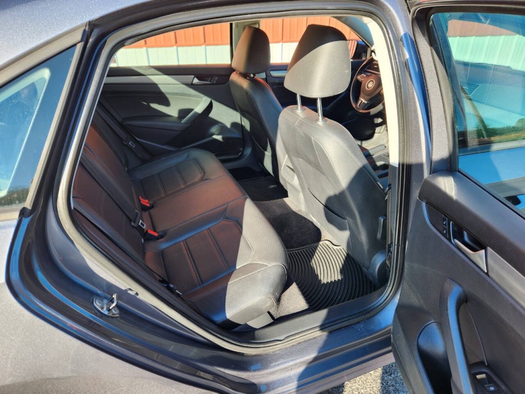 2015 Volkswagen Passat Image 24