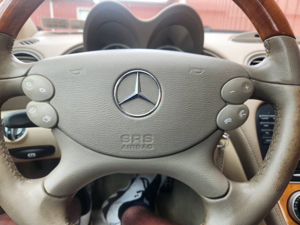 2005 Mercedes-Benz SL-Class Image 17