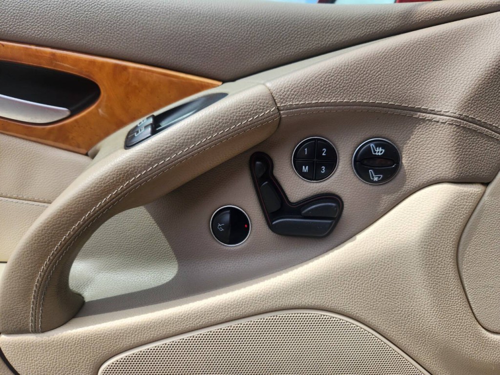 2005 Mercedes-Benz SL-Class Image 19