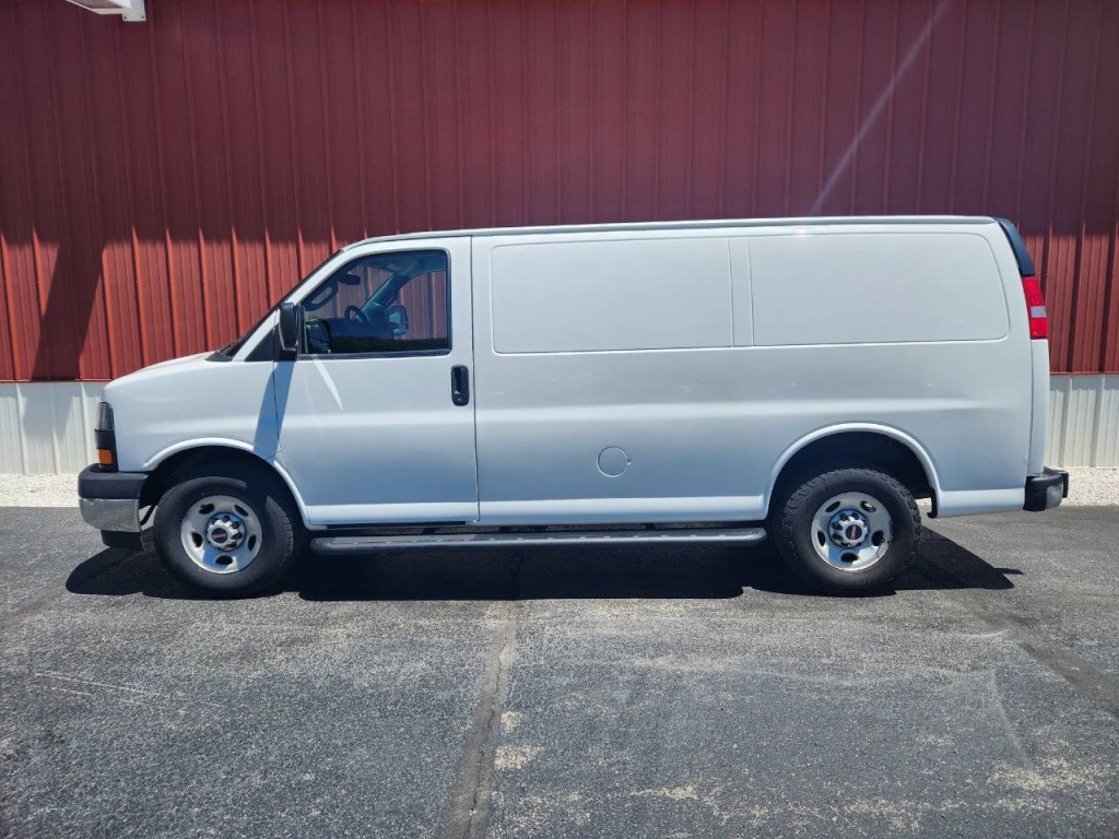 2017 GMC Savana Image 2