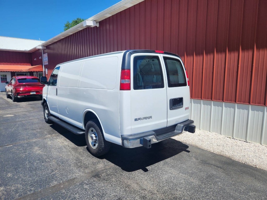 2017 GMC Savana Image 3