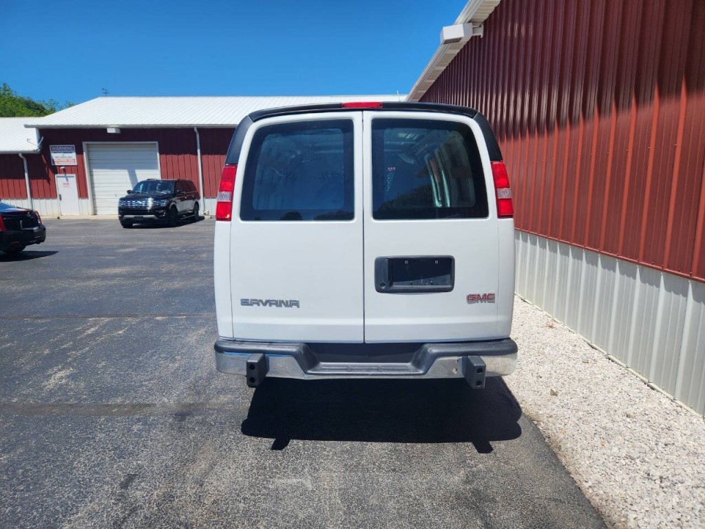 2017 GMC Savana Image 4