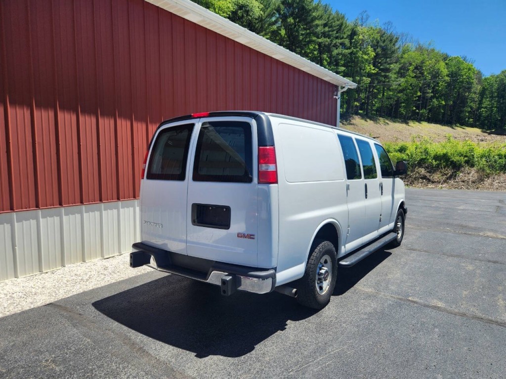 2017 GMC Savana Image 9