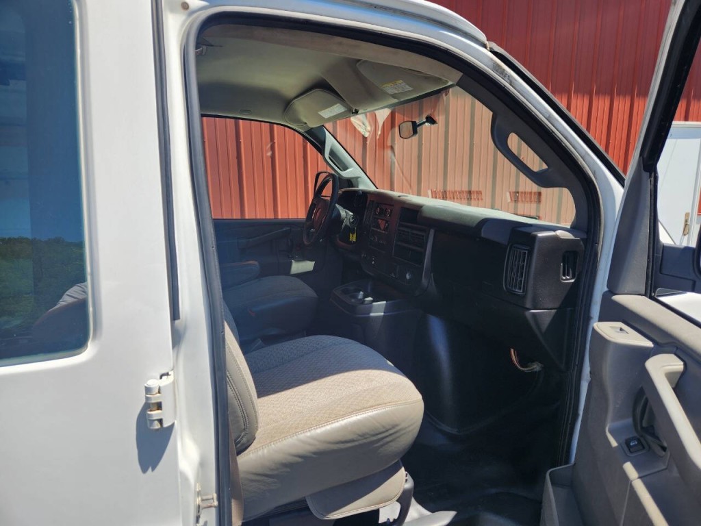 2017 GMC Savana Image 12