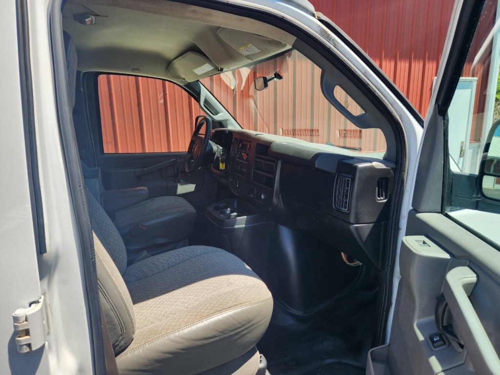 2017 GMC Savana Image 14