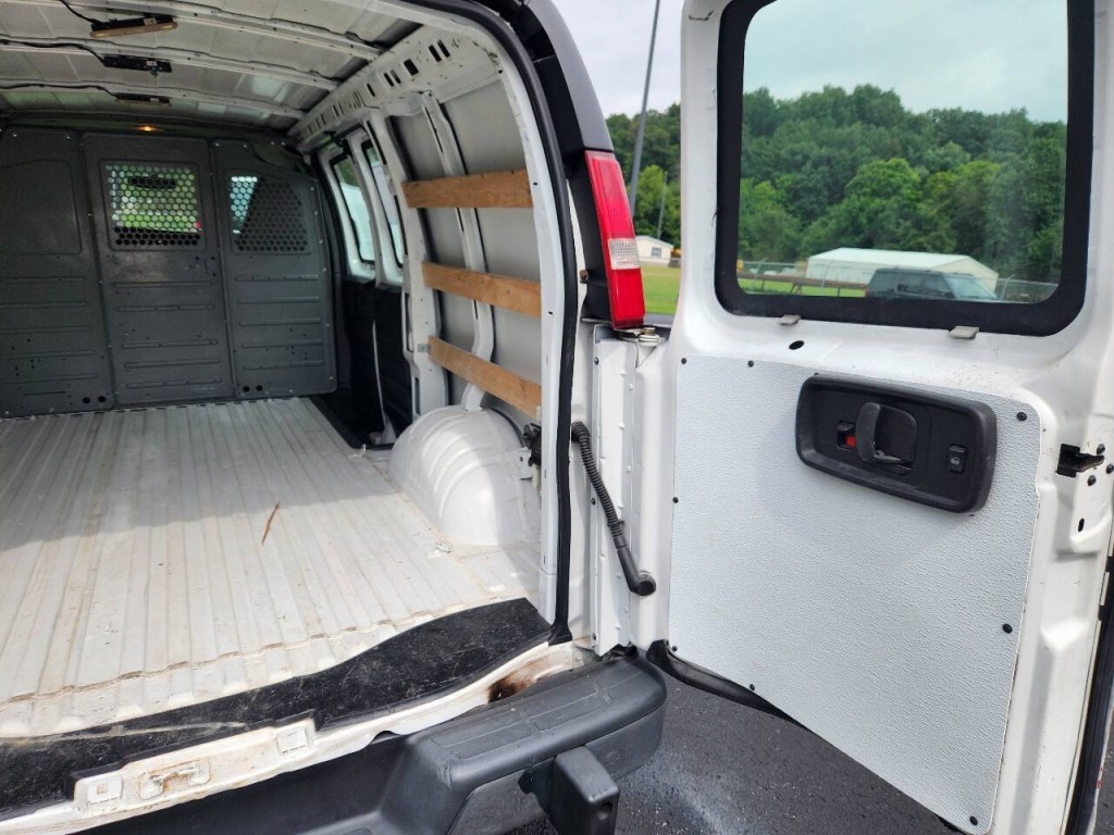 2017 GMC Savana Image 22