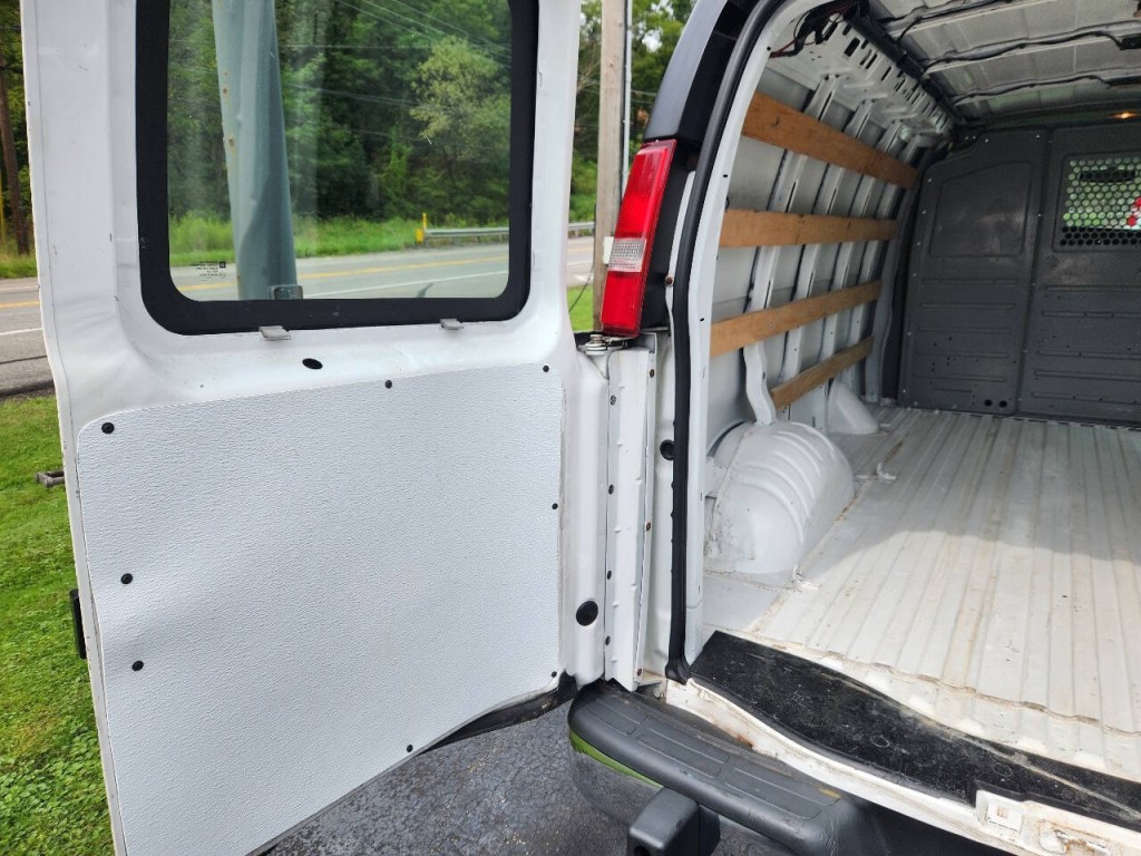 2017 GMC Savana Image 23