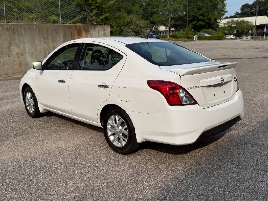 2017 Nissan Versa Image 3