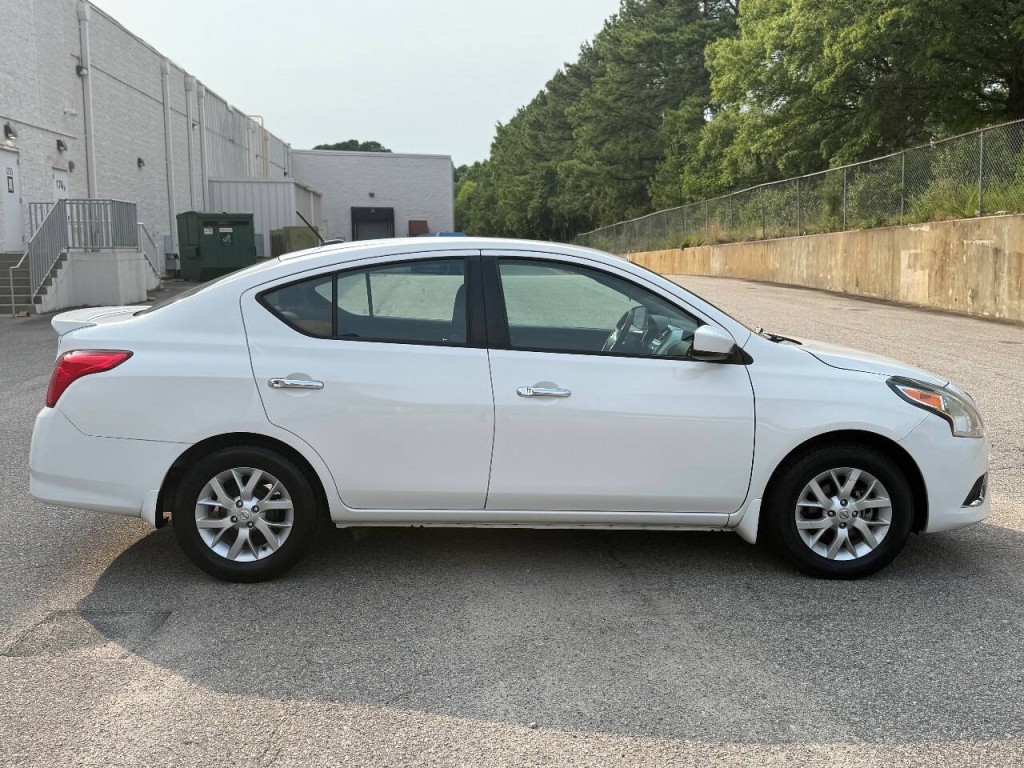 2017 Nissan Versa Image 6