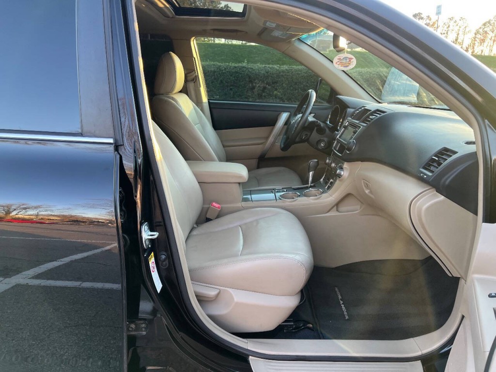 2013 Toyota Highlander Image 16