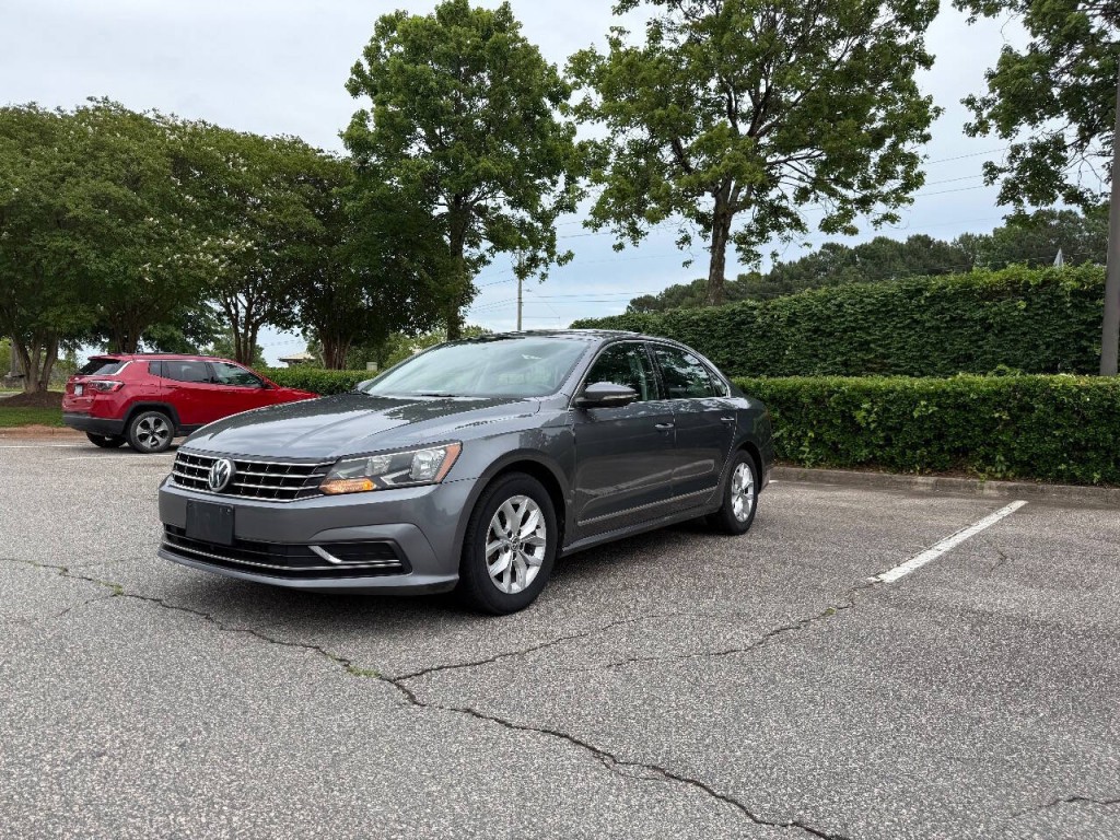 2016 Volkswagen Passat Image 1
