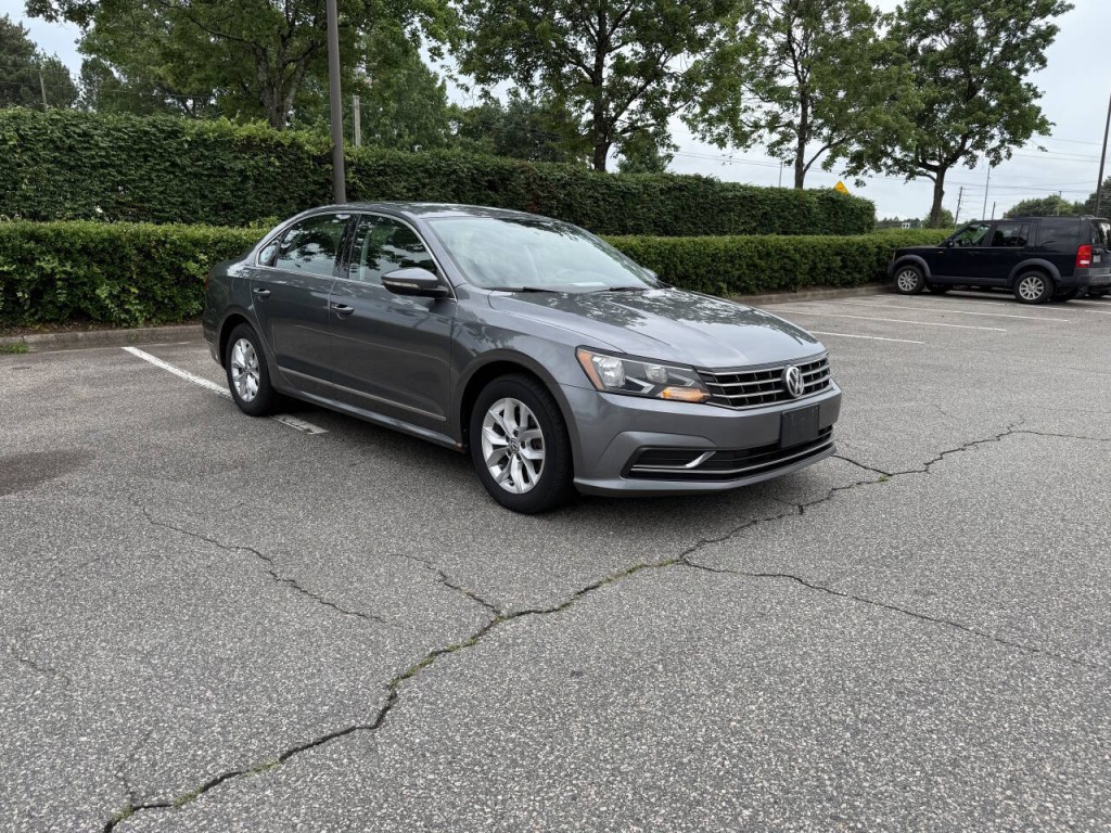 2016 Volkswagen Passat Image 2