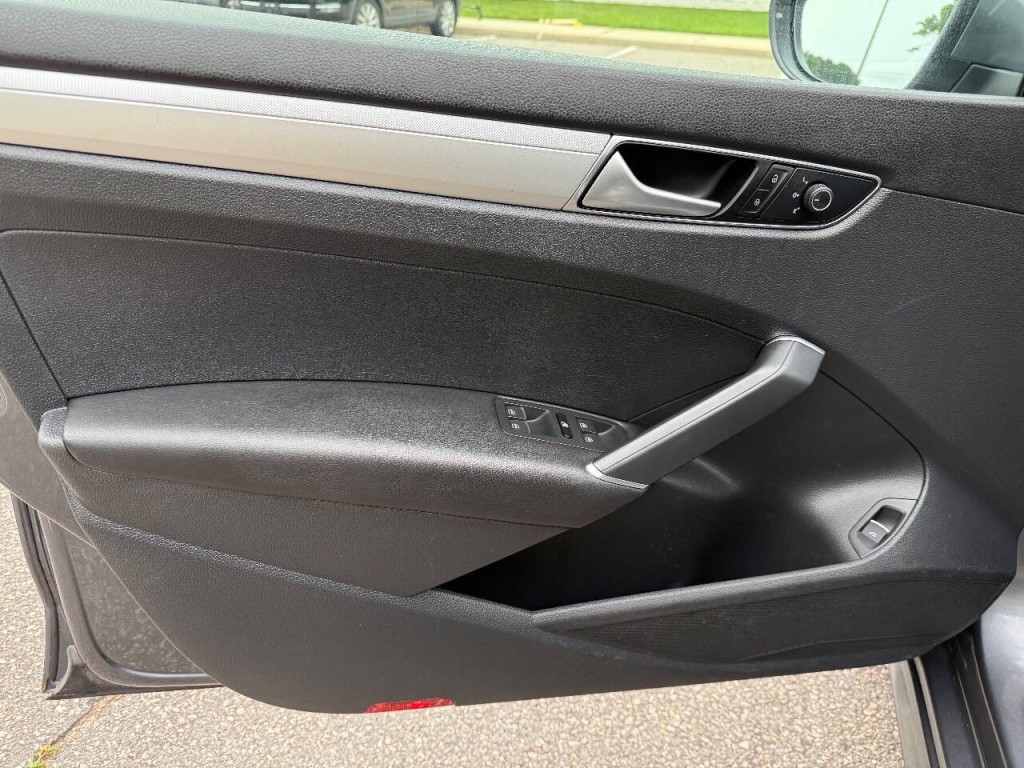 2016 Volkswagen Passat Image 9