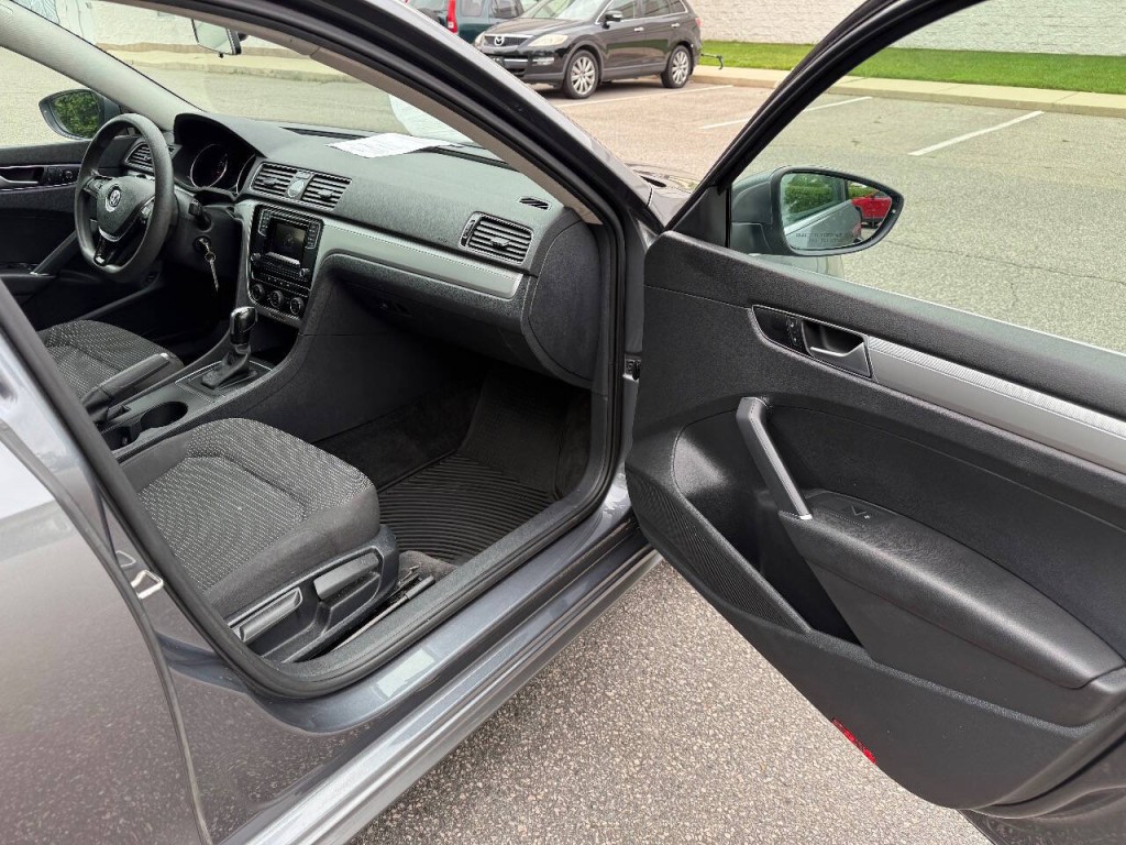 2016 Volkswagen Passat Image 12