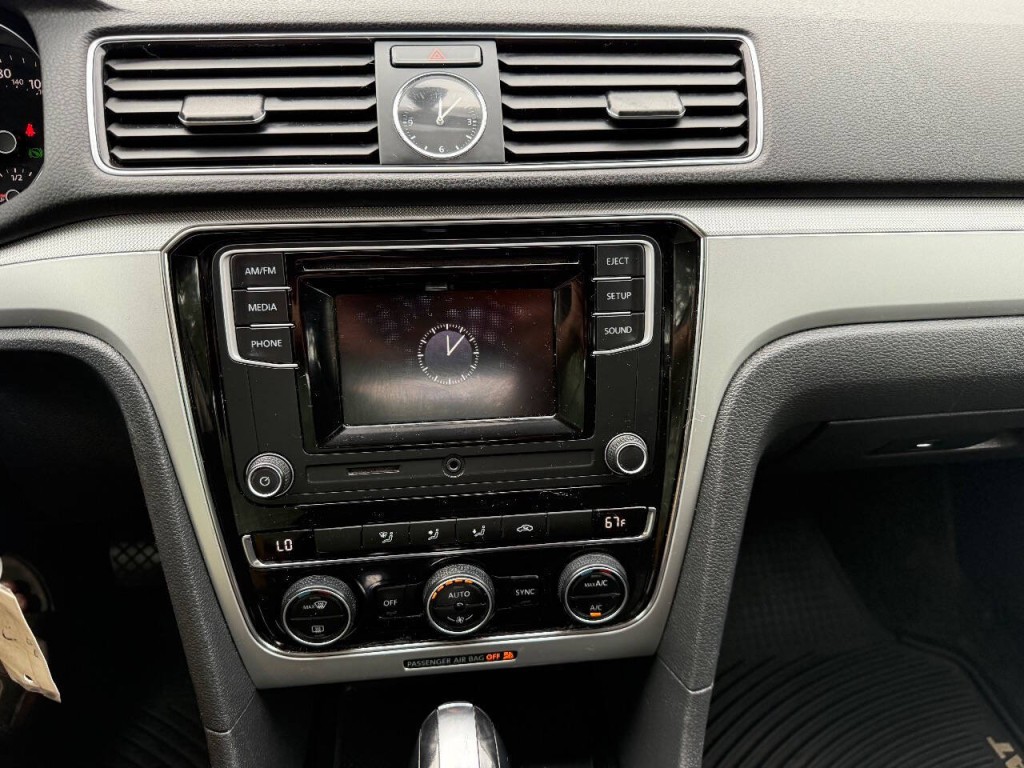 2016 Volkswagen Passat Image 13