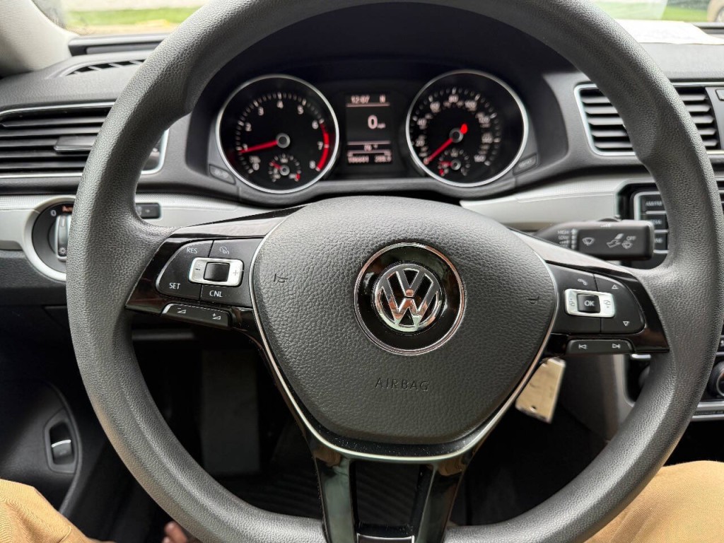 2016 Volkswagen Passat Image 15