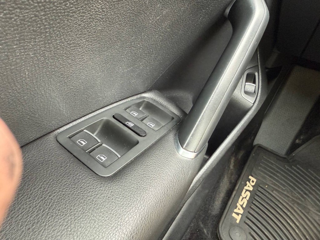 2016 Volkswagen Passat Image 18