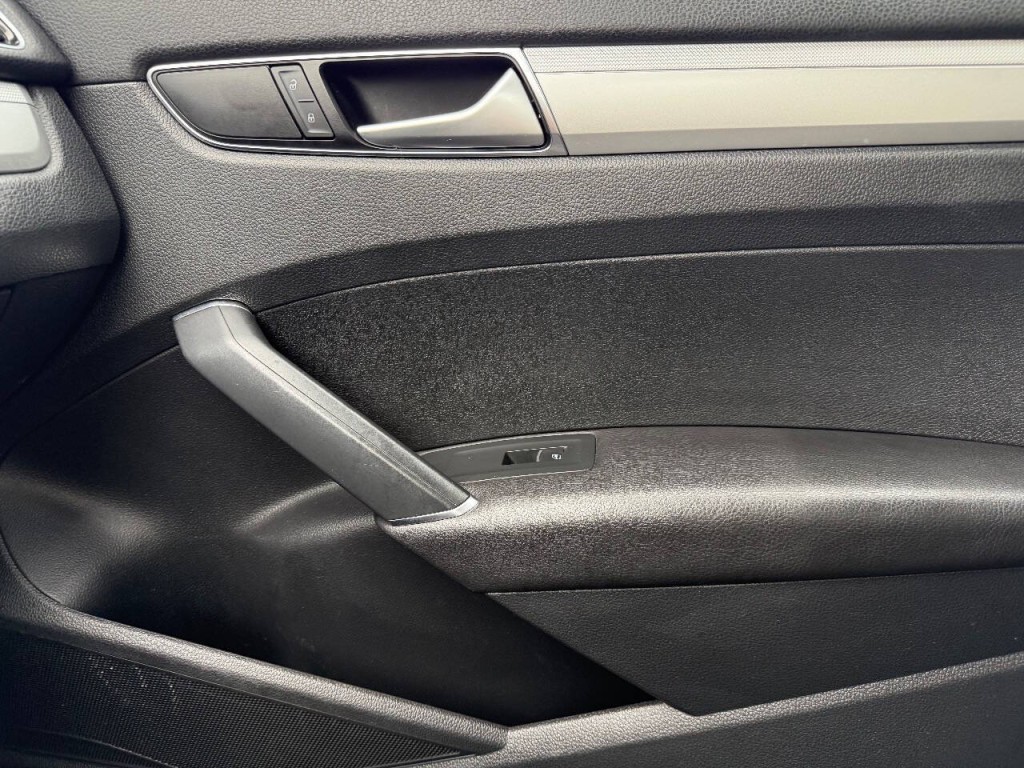 2016 Volkswagen Passat Image 19