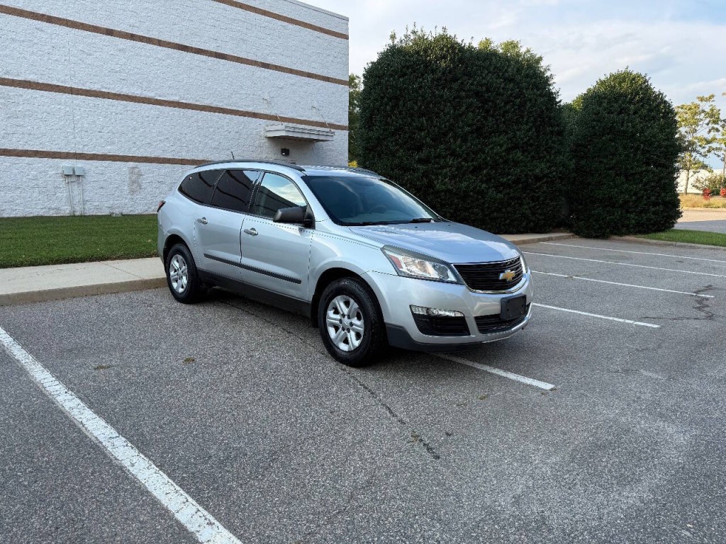2017 Chevrolet Traverse Image 2