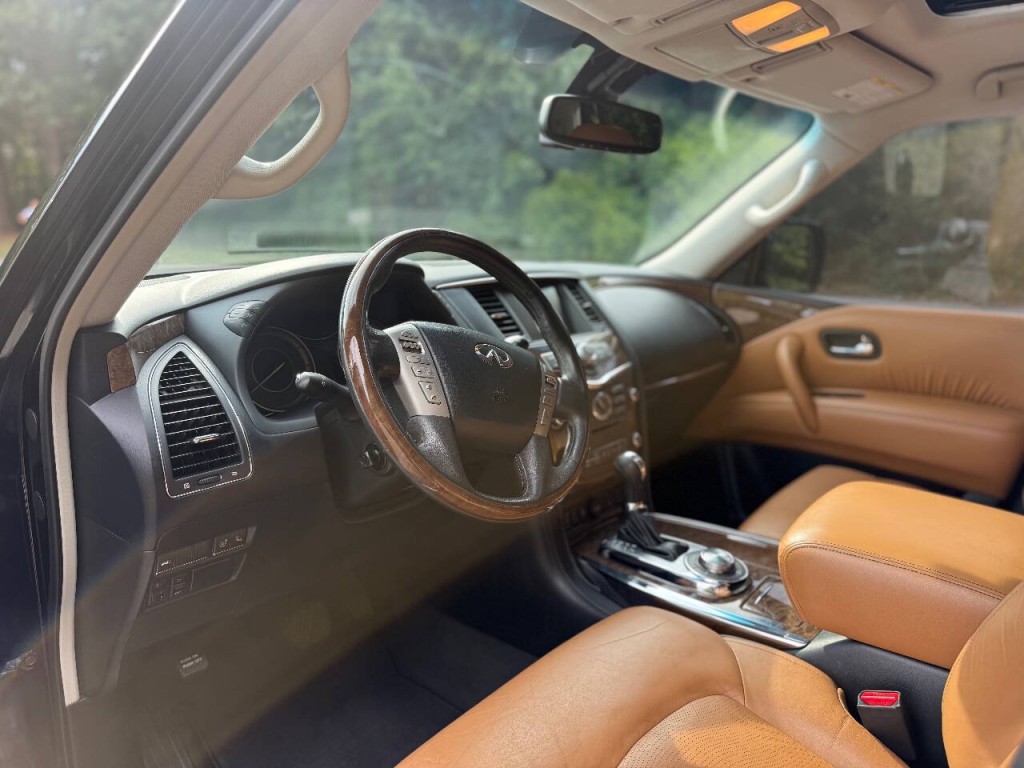 2016 INFINITI QX80 Image 9