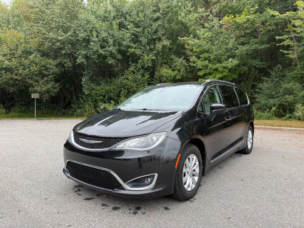 2018 Chrysler Pacifica Image 1