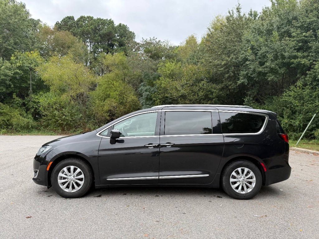 2018 Chrysler Pacifica Image 2