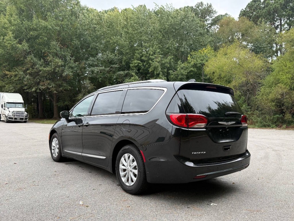 2018 Chrysler Pacifica Image 3